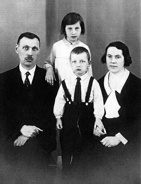Семья Алтпере. Отец Фридрих, дочь Айно (теперь Эхтмаа), сын Юло и мать Хилда, умершая в мордовском лагере. Жена и дети были арестованы и приговорены без суда, по списку.