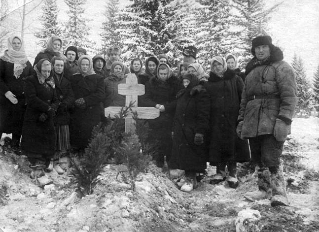 Родственники-несвидетели хоронят Амалию Глазер. Большинство присутствующих - высланные эстонцы. Деревня Мазалово, 1956 год.
