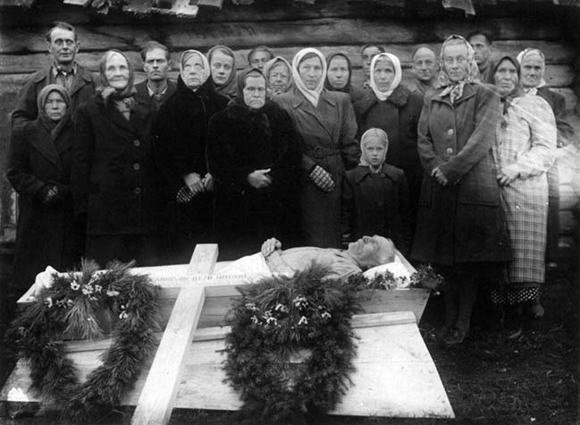 Похороны Отто-Аугуста Карриссона в деревне Баранцево, в 1953 году.