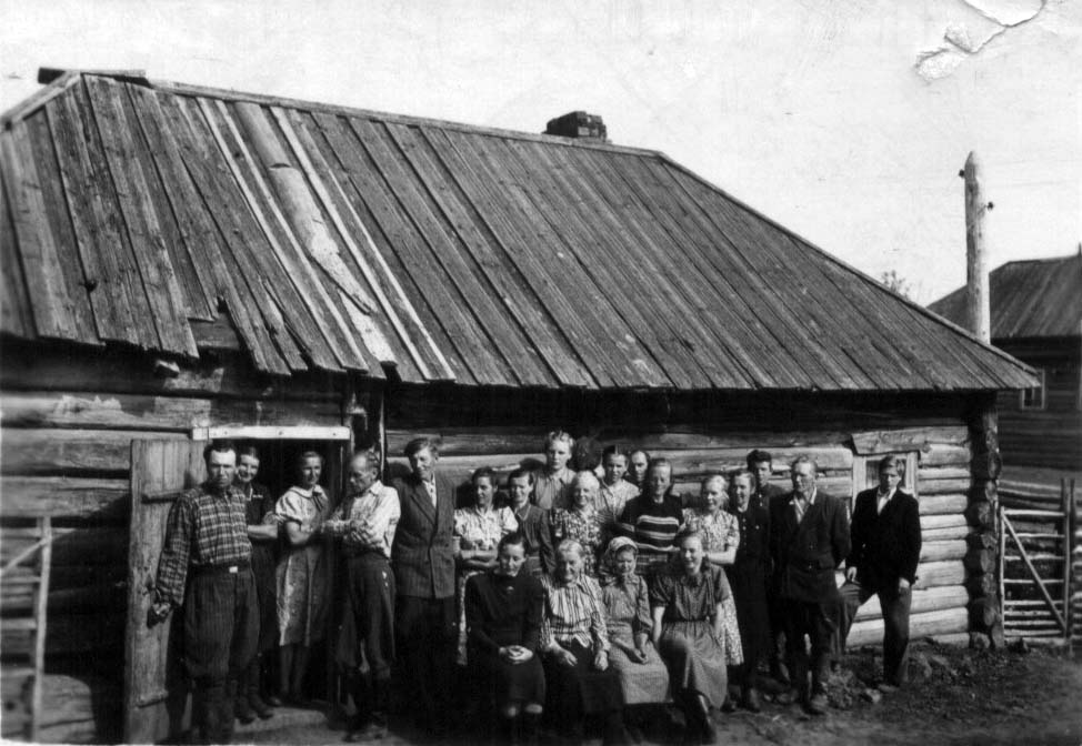 Группа эстонских ссыльных перед домом семьи Уйбо, откуда только что похоронили Амалию - мать хозяина Эдуарда. Деревня Подлесовка, 13 августа 1956 года.
