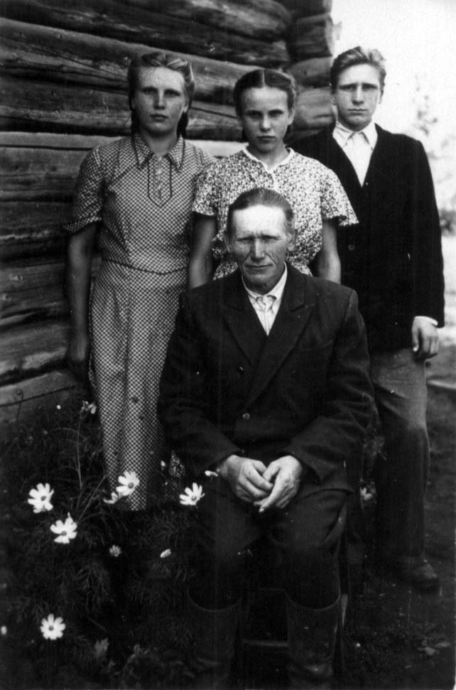 Богатая добротой души и миром семья Арнольда Каарна в Подлесовке. За отцом стоят Вирве, Хелве и Вильярд.