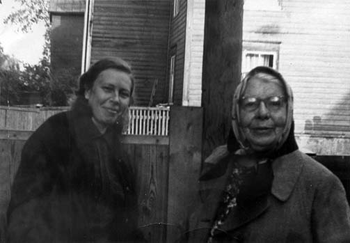 Справа - Салме Трейер, с христианской сестрой Майму Рейли. Начало восьмидесятых.