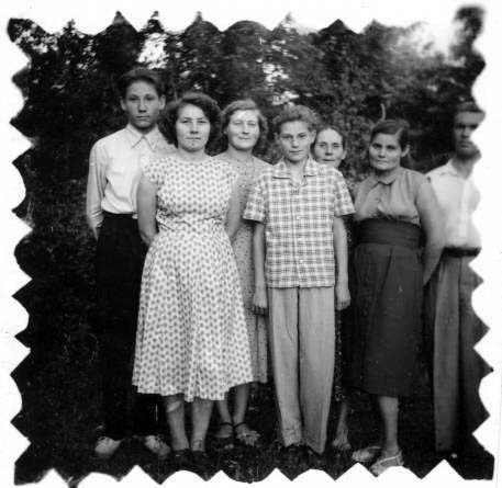 В деревне Курисоо, летом 1959 года. Сильвер, Мария, Валентина, Матти, Вера, Александра и ее муж Ойво.