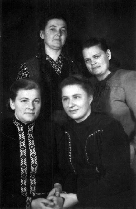 Замечательные, активнейшие христианские сестры Эстонии, при встрече после возвращения из лагерей. Стоят слева: Элла Кикас (Тоом) и Алийде Лоогус. Сидят: Селма Козе (Крууз) и Коринна Кёэлер (Энника).
