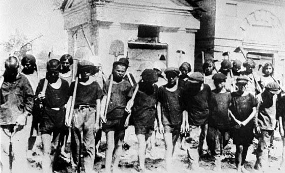 Дети в советских трудовых лагерях, специальных детдомах и даже школах-интернатах являлись рядовой рабочей силой (argumentum.com)