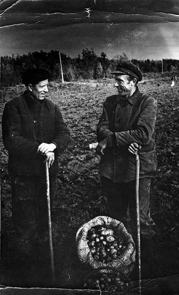 Леонгард Крийби (справа) за зоной в тундре на картошке. Ответственным за выращивание, он мог запрашивать себе помощников. Так он мог подготовить и даже провести мероприятие крещения четырем новым братьям