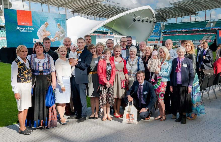 Большинство семейства Силликсаар, кого удалось собрать для снимка, на Таллиннском конгрессе 2015 года. Автор - пятый слева. Перед ним правнучка, представительница четвертого поколения