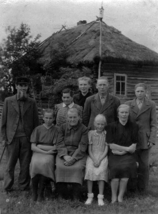 Выселенные свидетели перед жильем Аугуста и Иды Каск, у кого нашли первое убежище братья, создавшие экстренный комитет Эстонии. Стоят слева: Аугуст и Ида Каск. Далее Вирве, Арнольд и Вильярд Каарна. Сидят слева: Хелве и Ловийза Каарна, Маая Лембер (автор замечательного письма и рисунка) и Хийзи Лембер, помогавшая Коринне Кёэлер в умножении Башен Стражи.