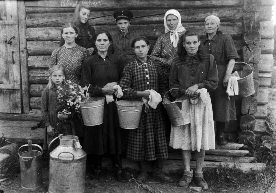 Доярки у скотного двора в Халдееве. Сзади слева: Валентина, бригадир скотного двора, справа - Элийза Пост. Перед ней стоит Ольга.