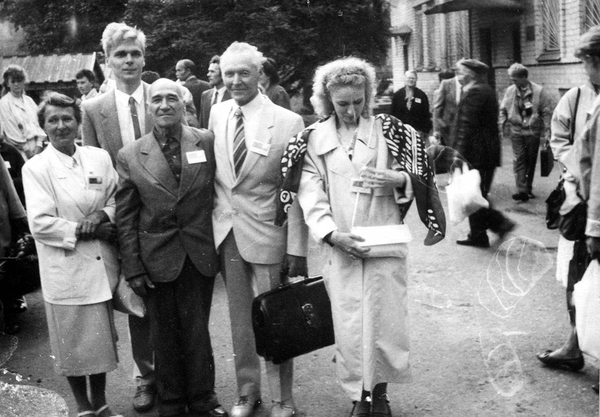 Солагерники Норильска рады встрече на международном конгрессе 1992 года в С.-Петербурге. В центре, в светлом, Гарри Энника с семьей окружают брата, с которым не встречались почти полсотни лет