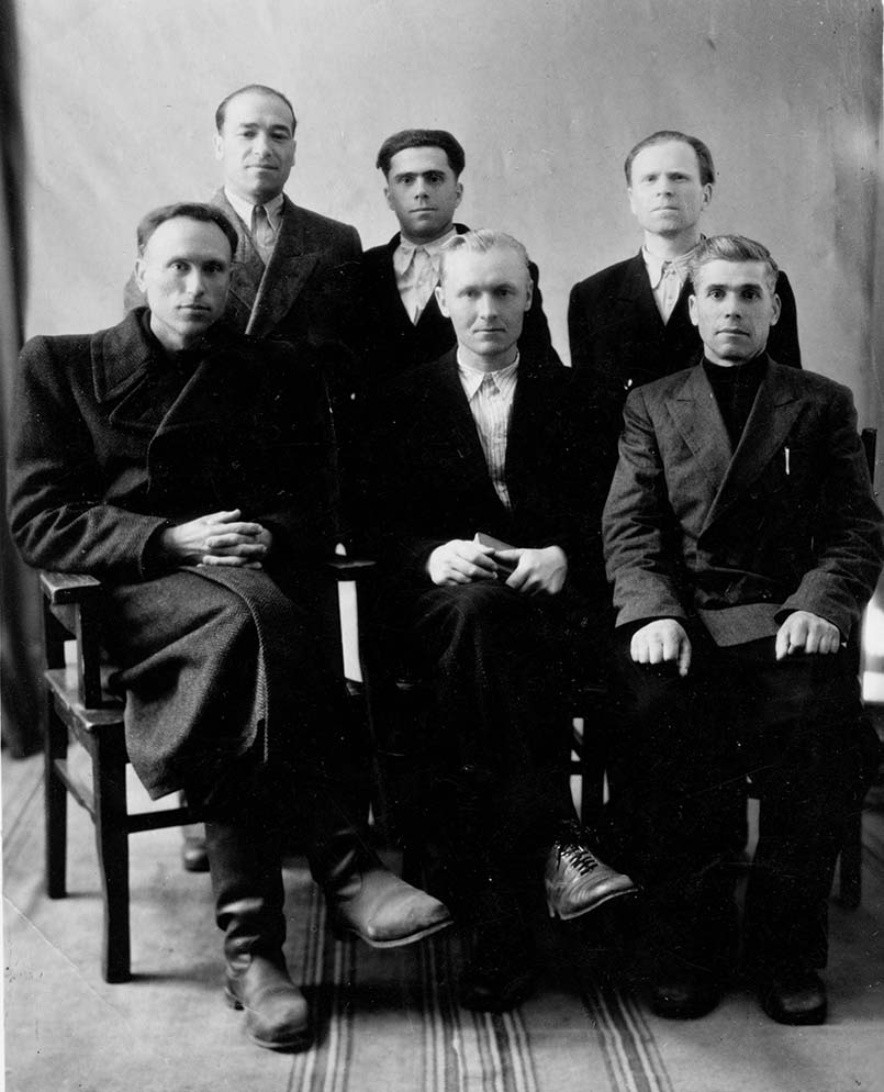 Группа заключенных Свидетелей в Норильске. После мероприятия крещения в тундровом озерке, которое провел Леонгард Крийби, сидящий слева. Рядом с ним его духовный воспитанник - Гарри Энника