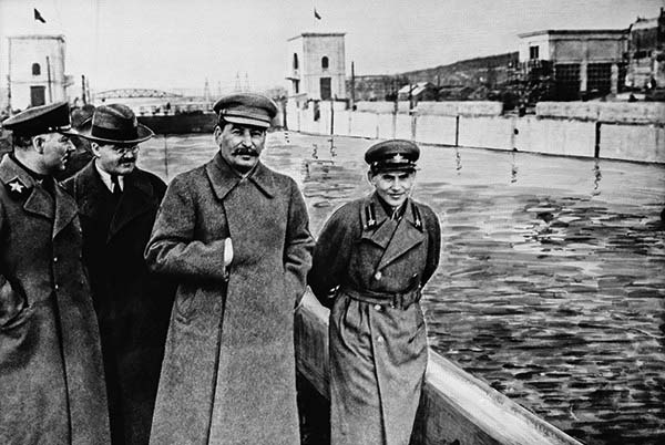 К. Е. Ворошилов, В. М. Молотов, И. В. Сталин и Н. И. Ежов на канале Москва-Волга (ТАСС)